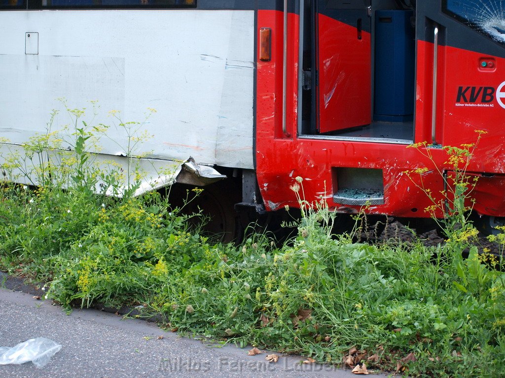 VU PKW KVB Bahn Koeln Vogelsang Venloerst Kohlgrabenweg P171.JPG